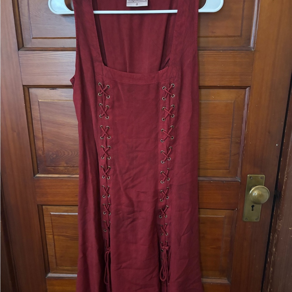 Chic Lace-Up Midi Dress in Deep Red